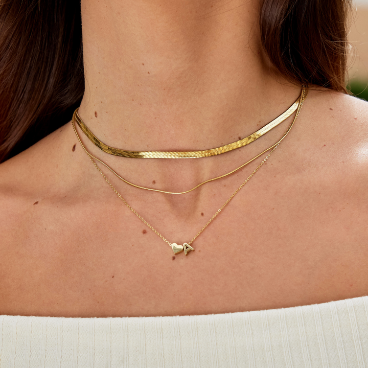 Nina – Collar dorado en forma de V.