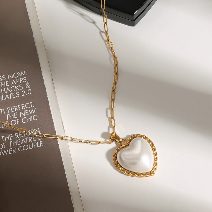 Viktorie – Collar dorado con un elegante colgante.