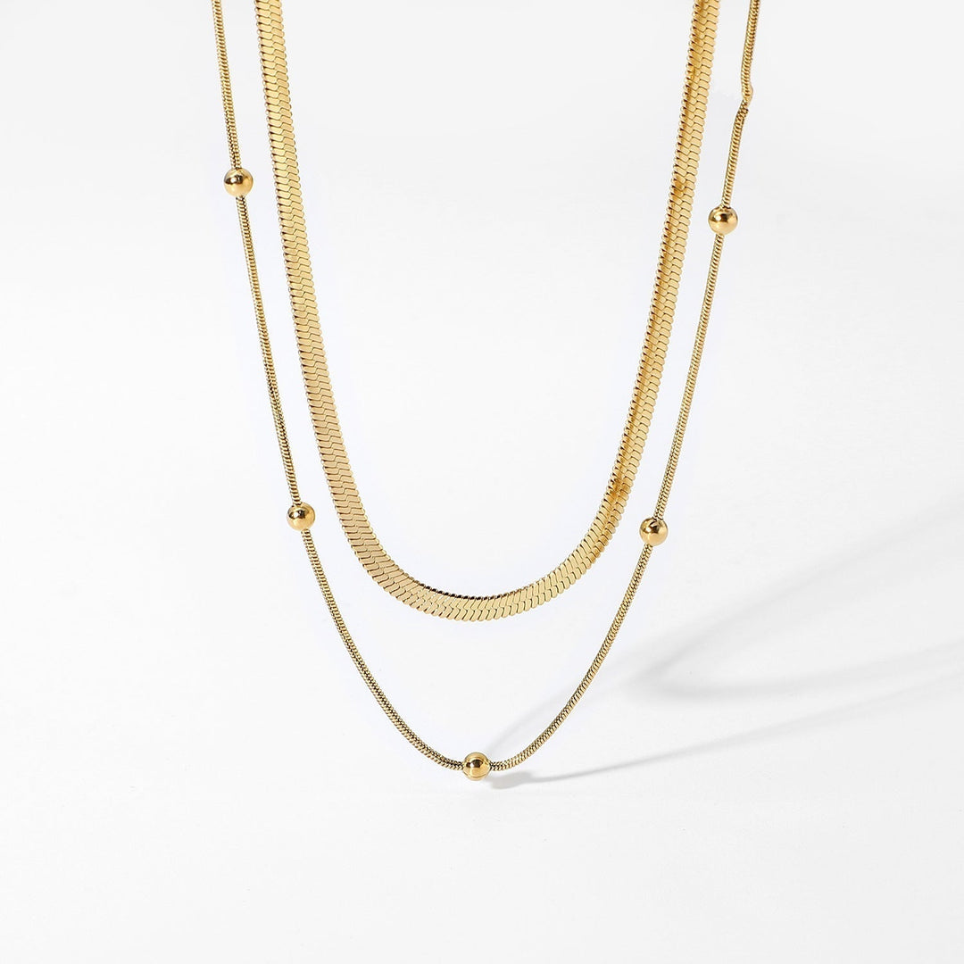 Klára – Collar dorado de dos capas con un brillo moderno.