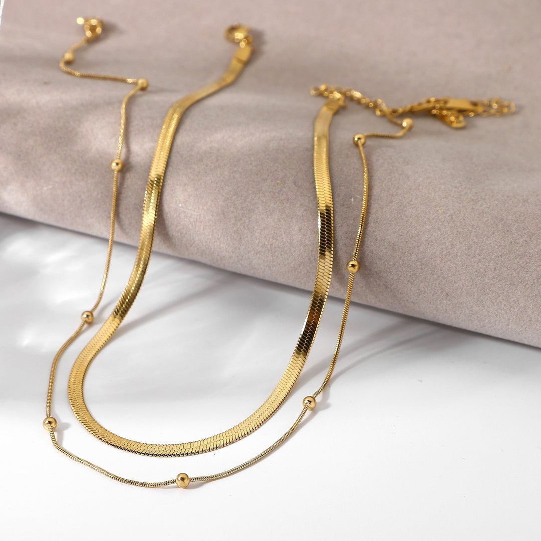 Klára – Collar dorado de dos capas con un brillo moderno.
