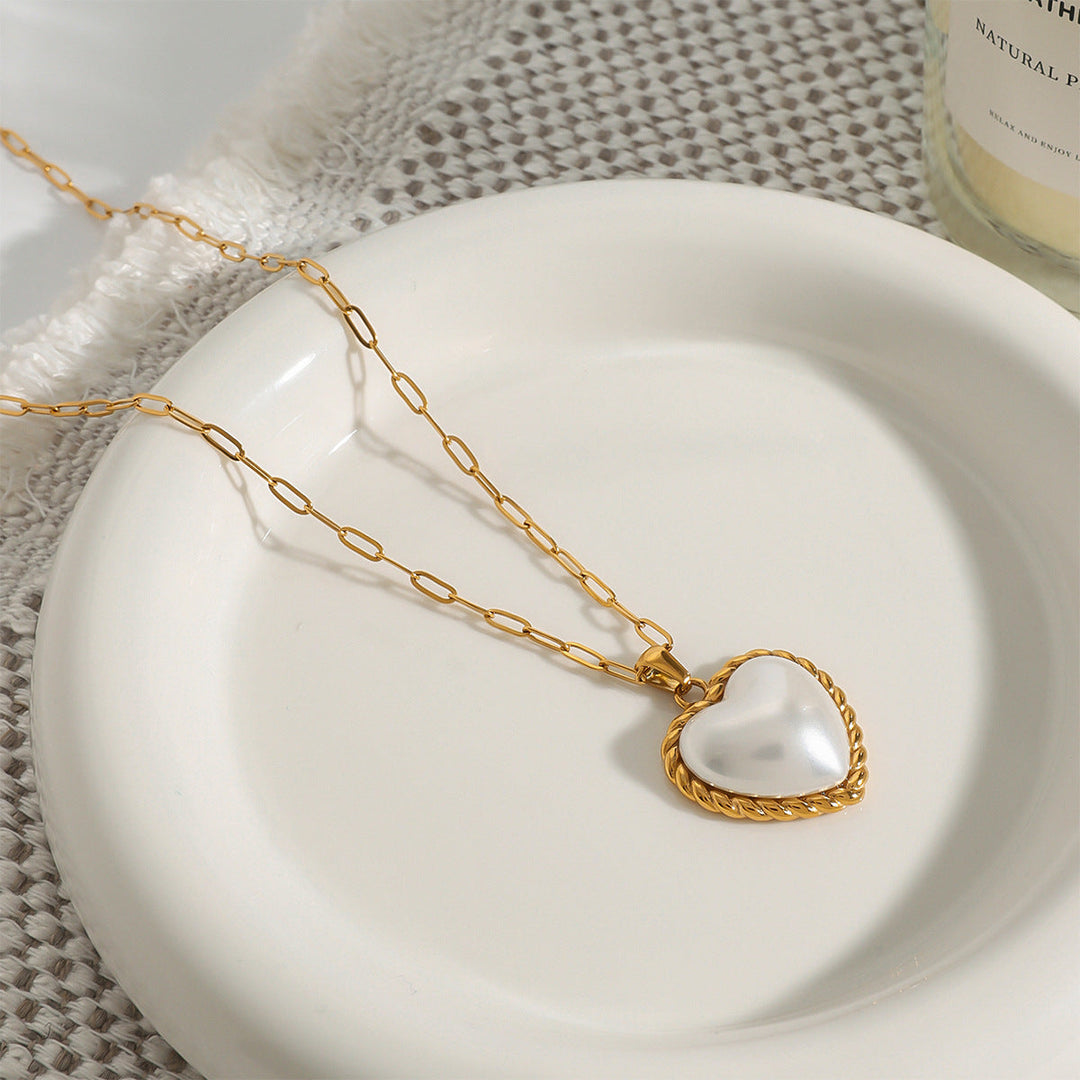 Viktorie – Collar dorado con un elegante colgante.