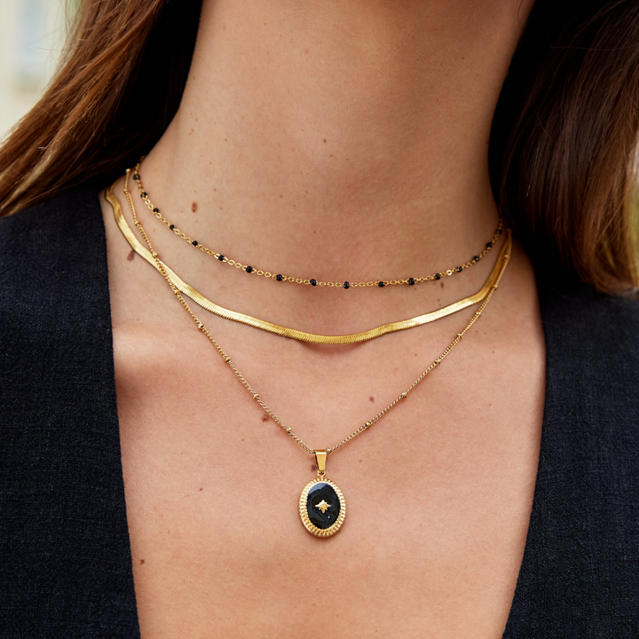 Elisa-Marie – Collar de oro suavemente curvado.