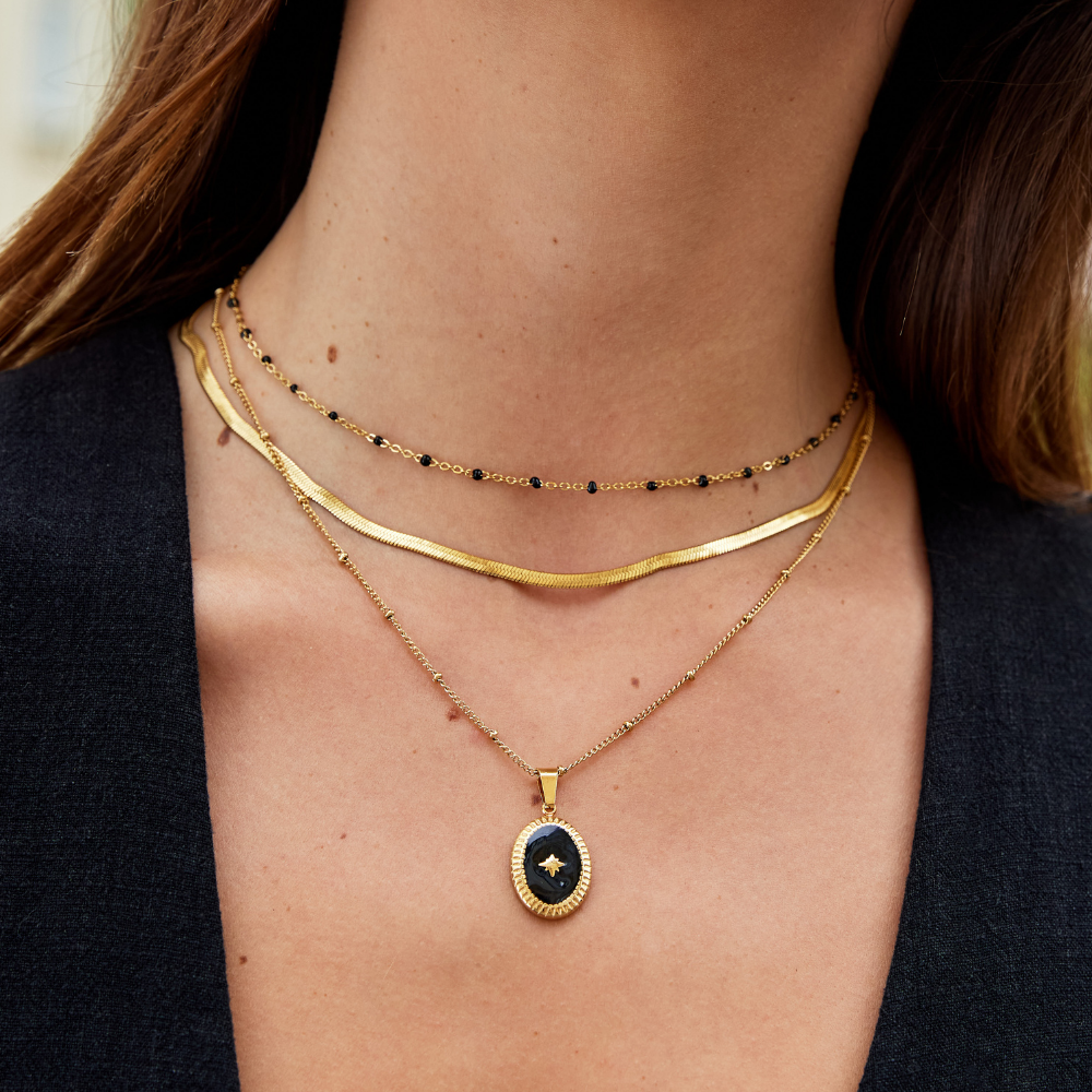 Luzie – Collar de serpiente dorado con un suave brillo.