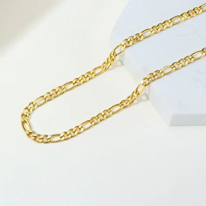 Valerie – Collar dorado con una estructura simple de eslabones.