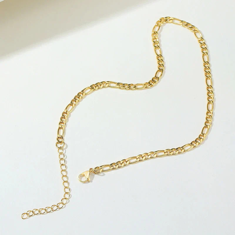 Valerie – Collar dorado con una estructura simple de eslabones.