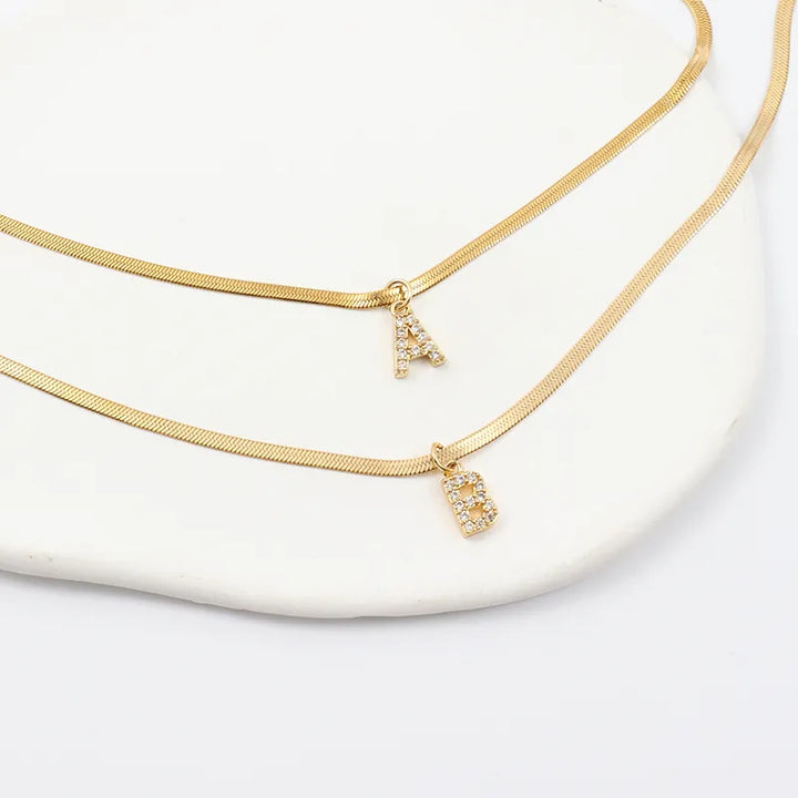 Eva – Collar dorado con colgante de inicial.