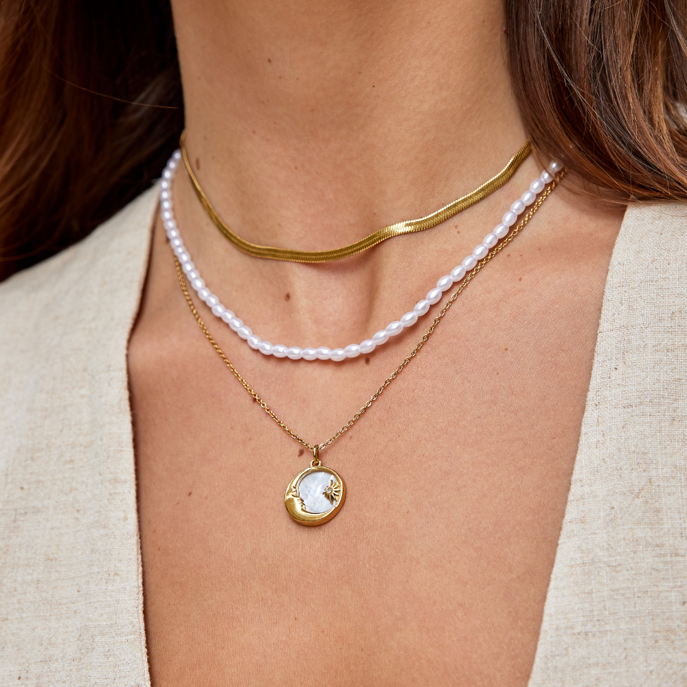 Luzie – Collar de serpiente dorado con un suave brillo.