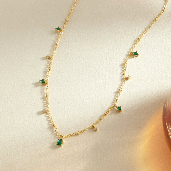 Marta – Collar dorado con colgante verde.