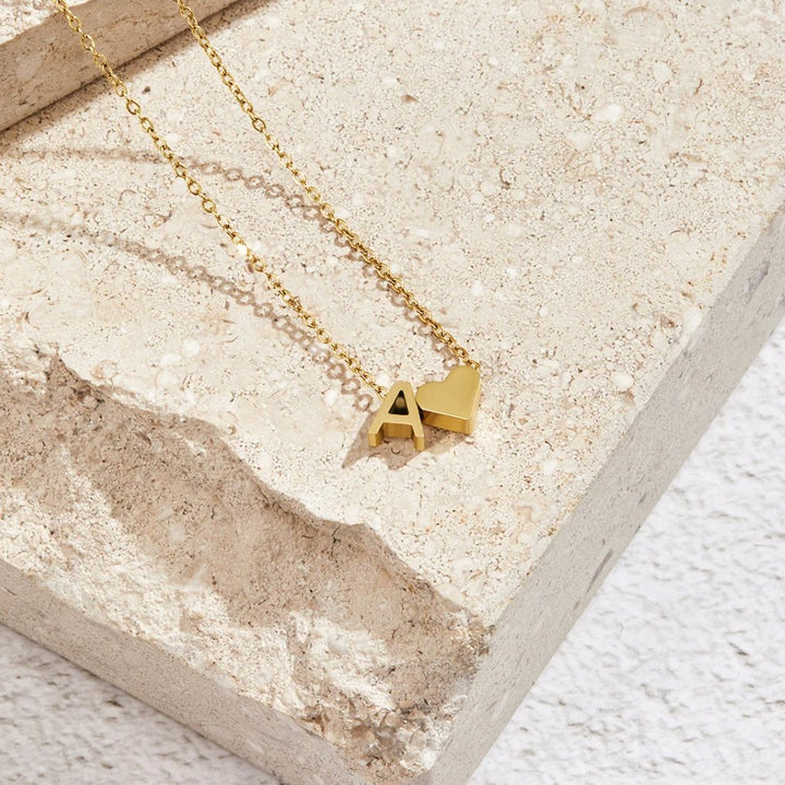 Nina – Collar dorado en forma de V.