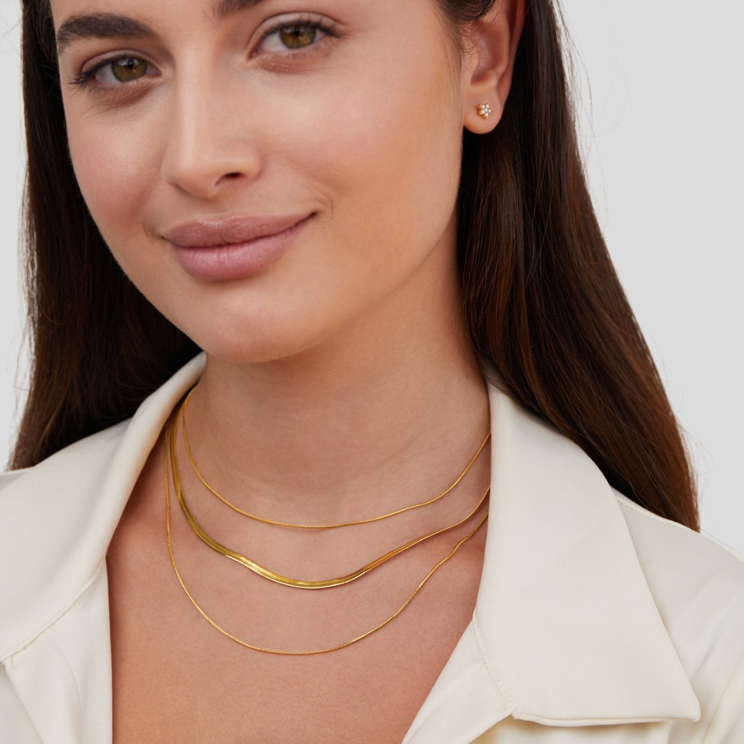 Karolína – Collar dorado con una piedra discreta.