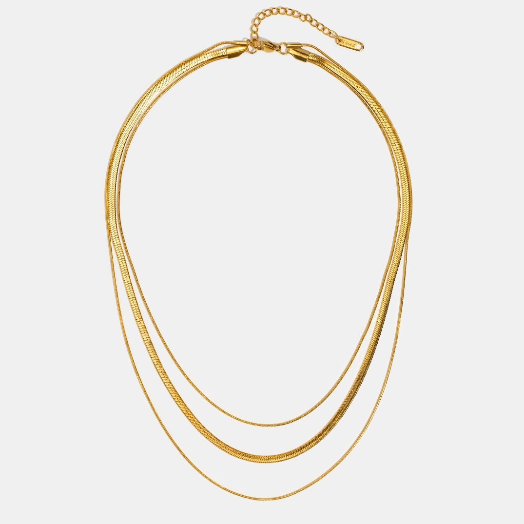 Antonie – Collar dorado de múltiples capas con una estructura clara.