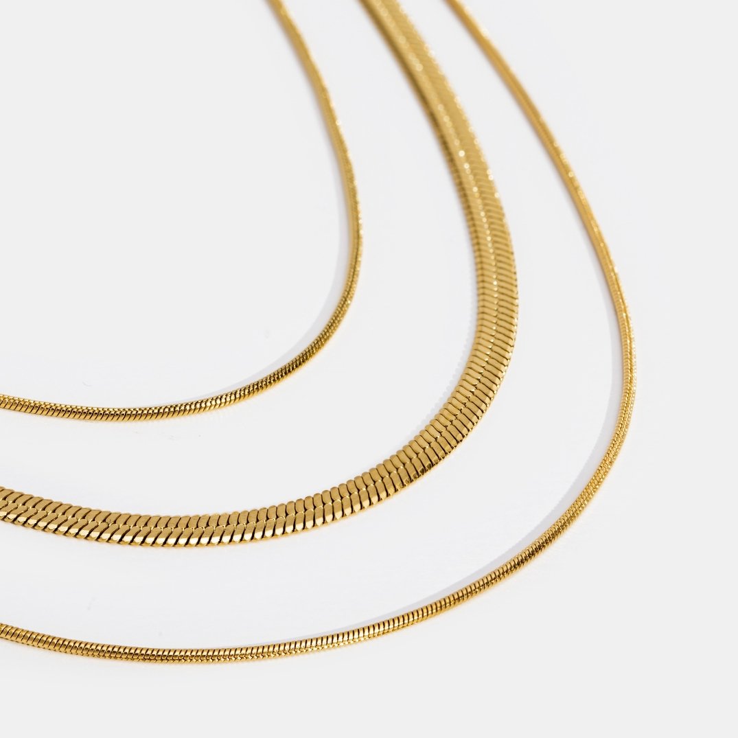 Antonie – Collar dorado de múltiples capas con una estructura clara.