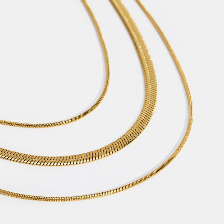 Antonie – Collar dorado de múltiples capas con una estructura clara.