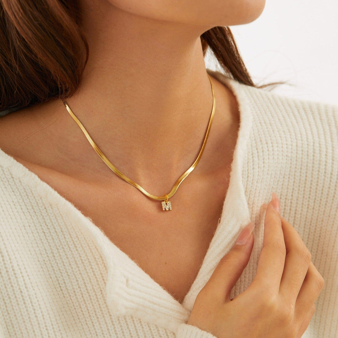 Eva – Collar dorado con colgante de inicial.