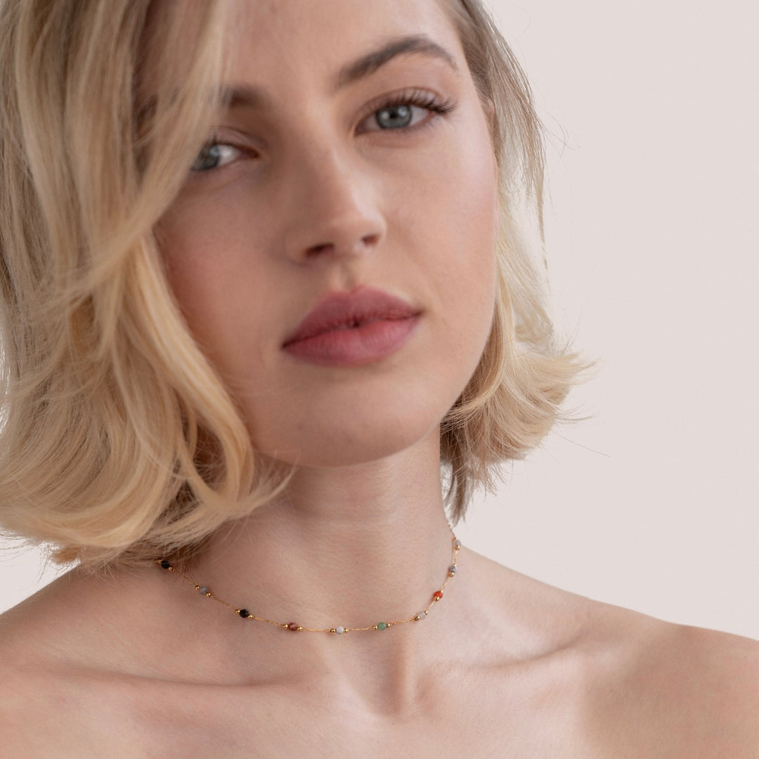 Helmina – Collar dorado colorido con acentos de esmalte.