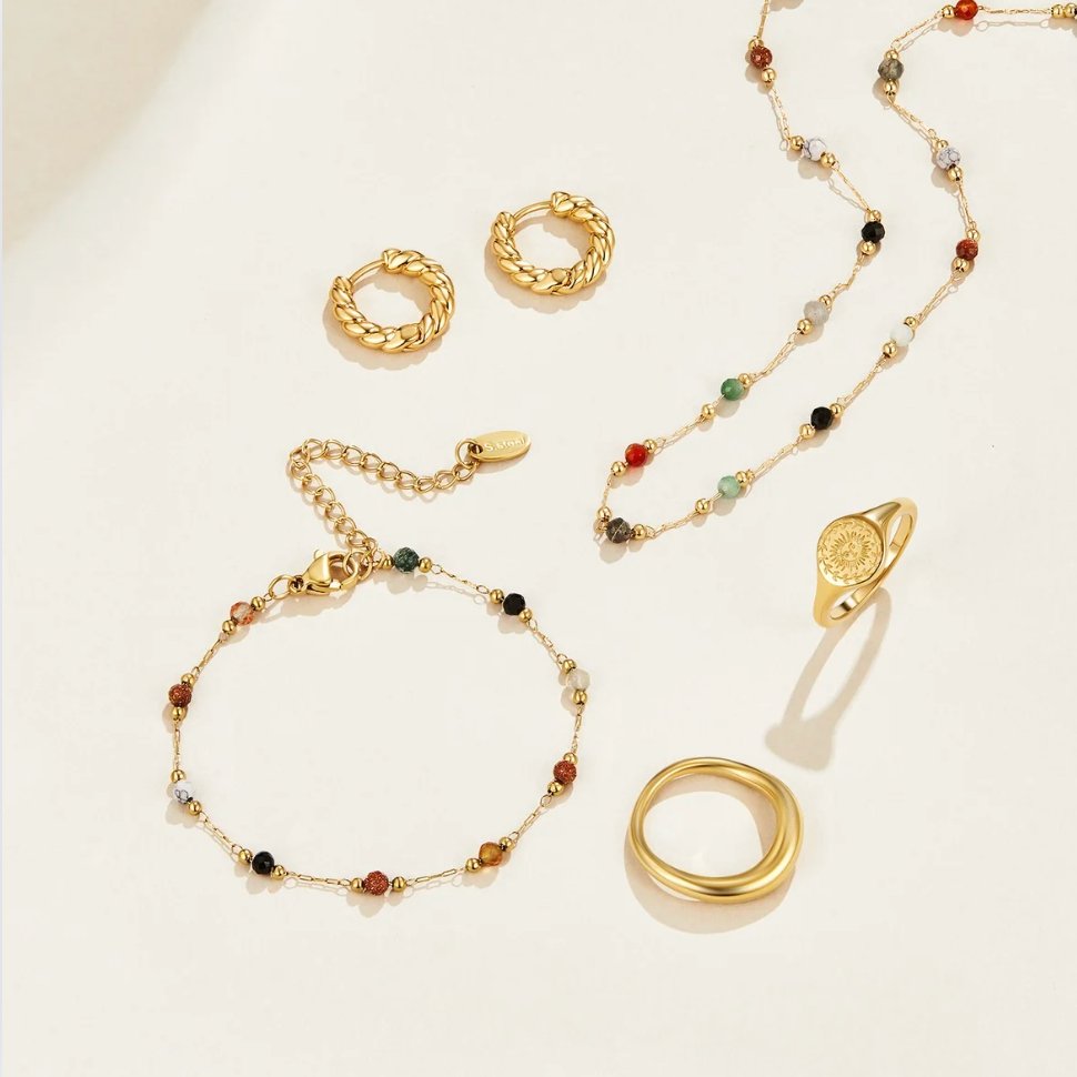 Helmina – Collar dorado colorido con acentos de esmalte.