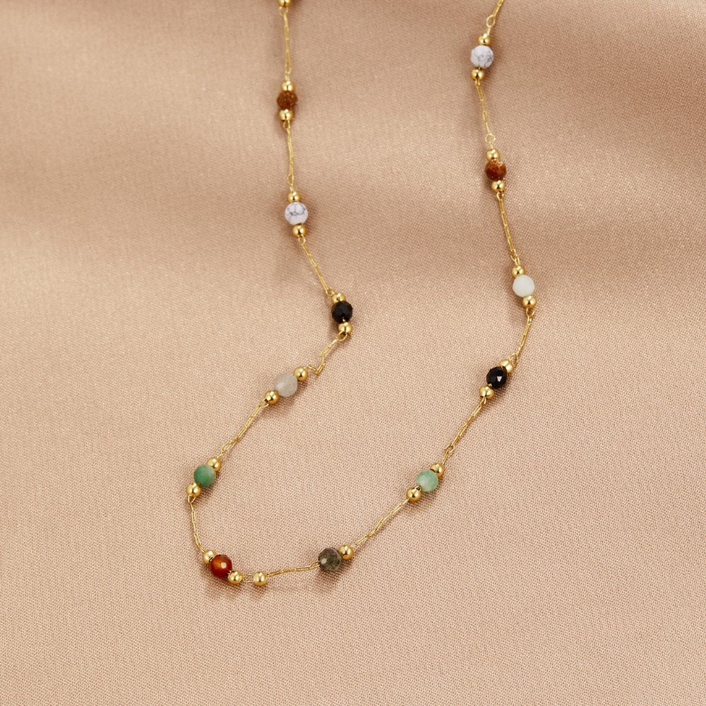 Helmina – Collar dorado colorido con acentos de esmalte.