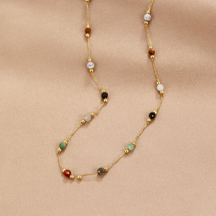 Helmina – Collar dorado colorido con acentos de esmalte.
