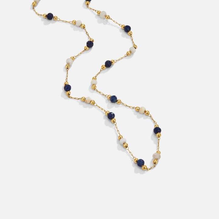 Johana – Collar dorado delicado con perlas de colores.