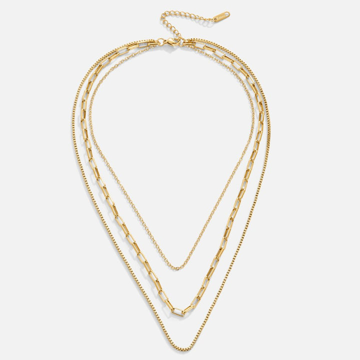 Josefína – Collar dorado de tres capas con eslabones delicados.