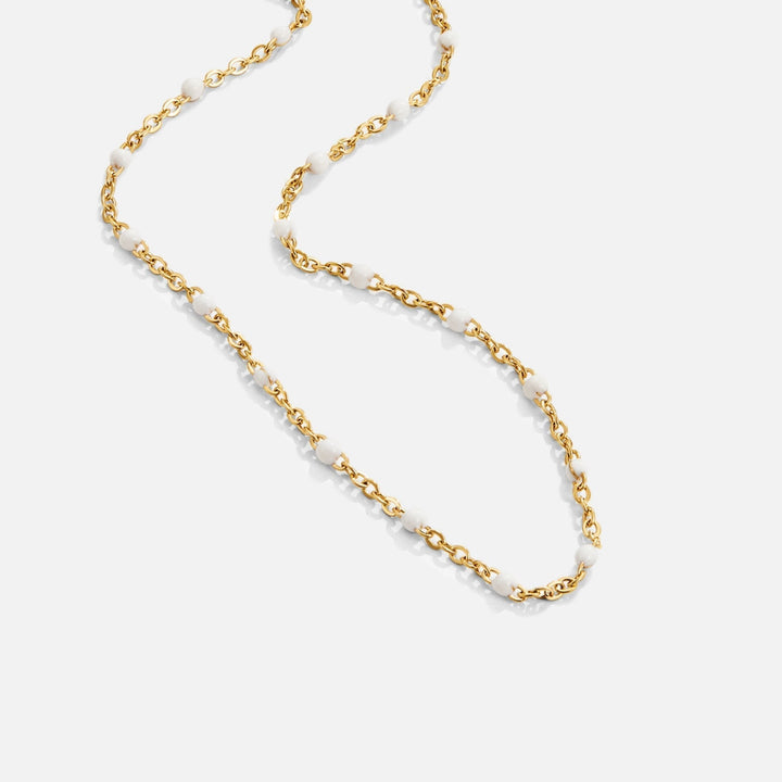 Sabina – Collar dorado suave con mini-perlas.