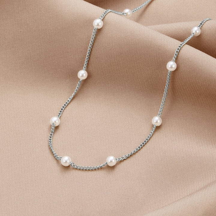 Miriam – Collar dorado con perlas delicadas.