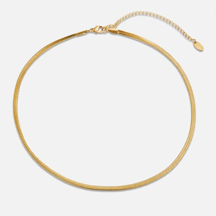 Luzie – Collar de serpiente dorado con un suave brillo.