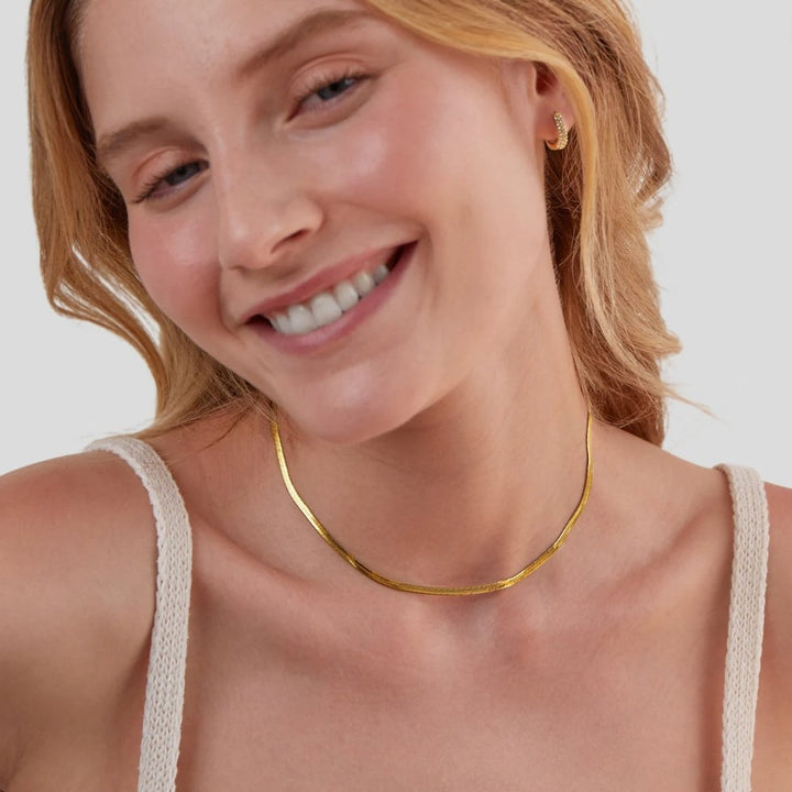 Elisa-Marie – Collar de oro suavemente curvado.