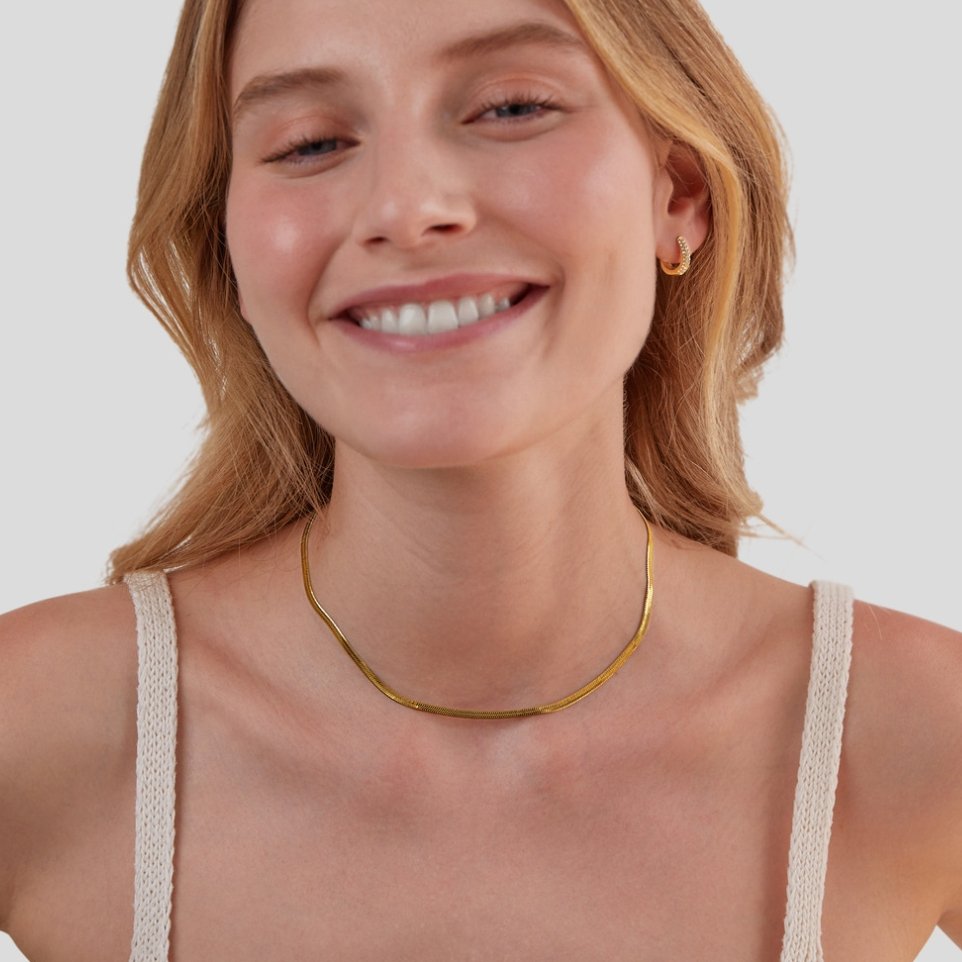 Luzie – Collar de serpiente dorado con un suave brillo.