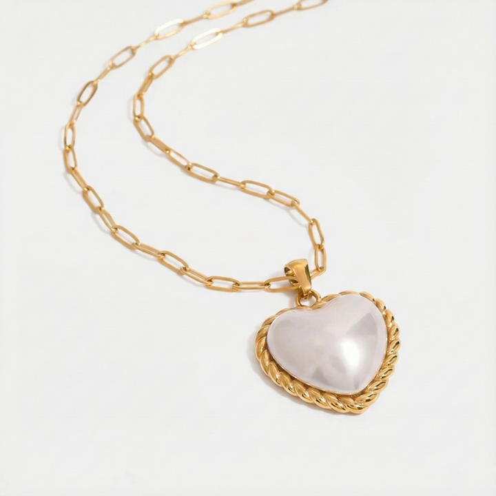 Viktorie – Collar dorado con un elegante colgante.