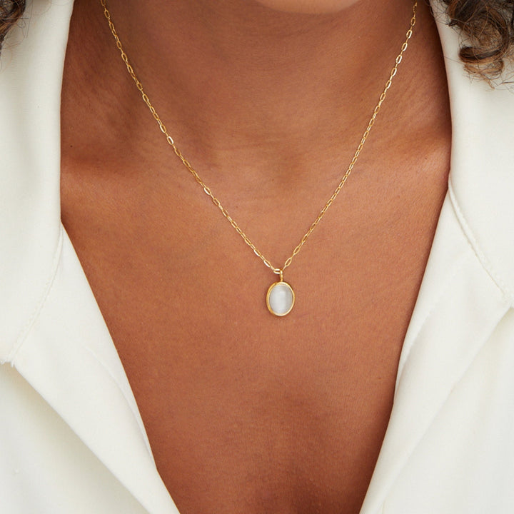 Veronika – Collar dorado doble con acentos negros.